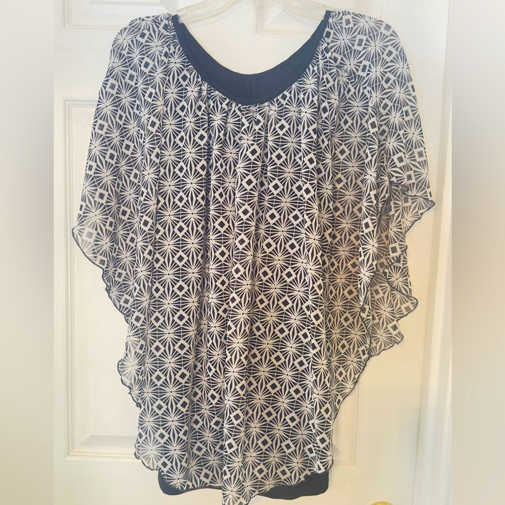 🤍☑️Cool Lightweight BNW Print Top XL🤍☑️